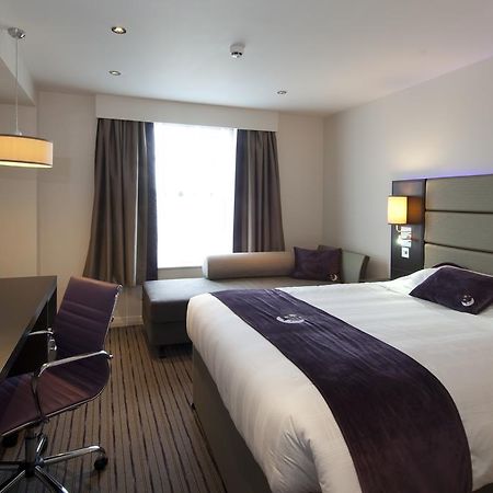 Premier Inn Гарлоу Екстер'єр фото
