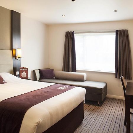 Premier Inn Гарлоу Екстер'єр фото
