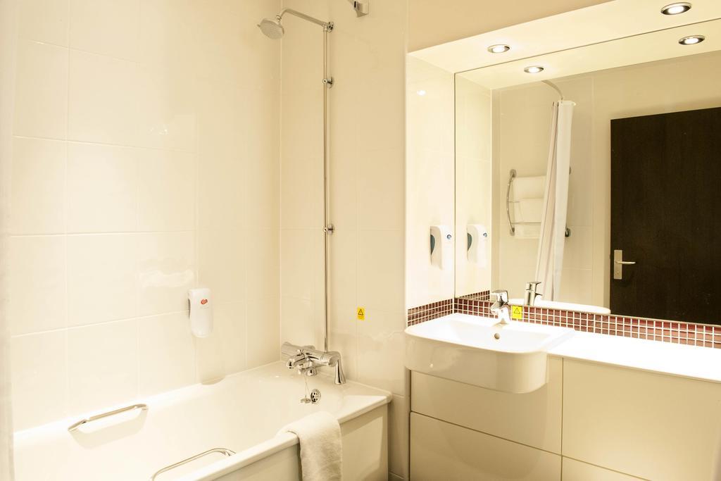 Premier Inn Гарлоу Номер фото