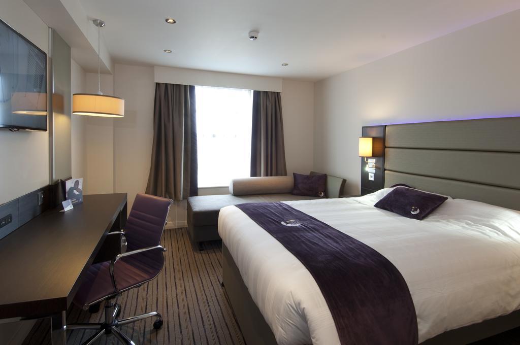 Premier Inn Гарлоу Екстер'єр фото