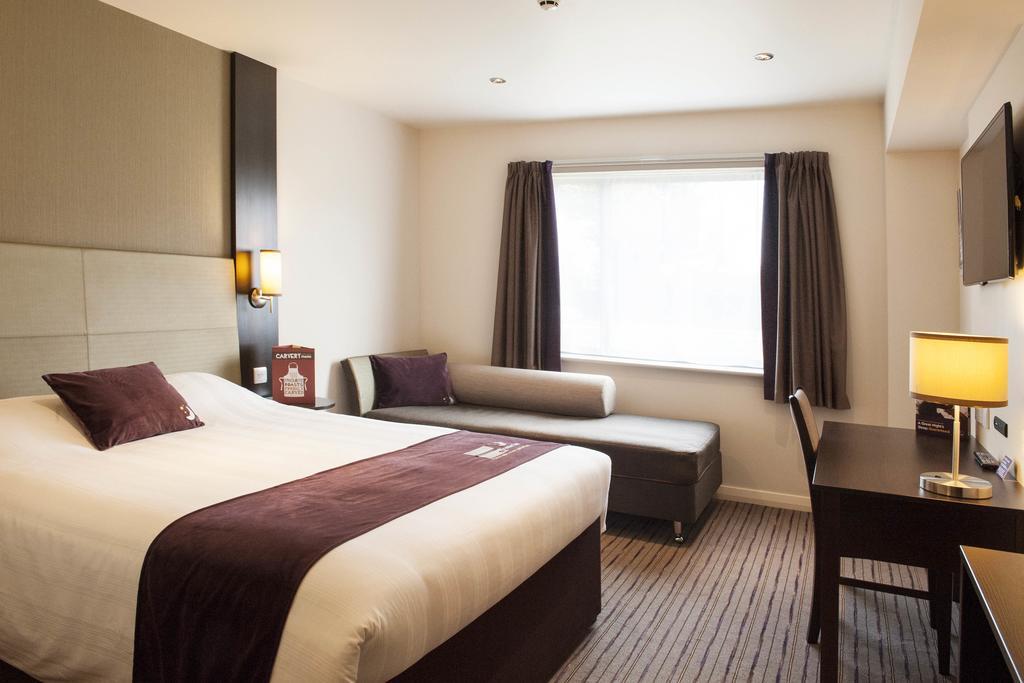 Premier Inn Гарлоу Екстер'єр фото