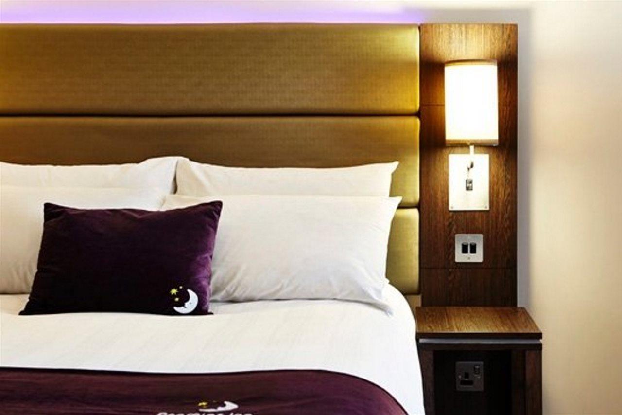 Premier Inn Гарлоу Екстер'єр фото
