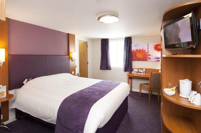 Premier Inn Гарлоу Екстер'єр фото
