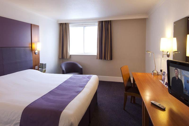 Premier Inn Гарлоу Екстер'єр фото