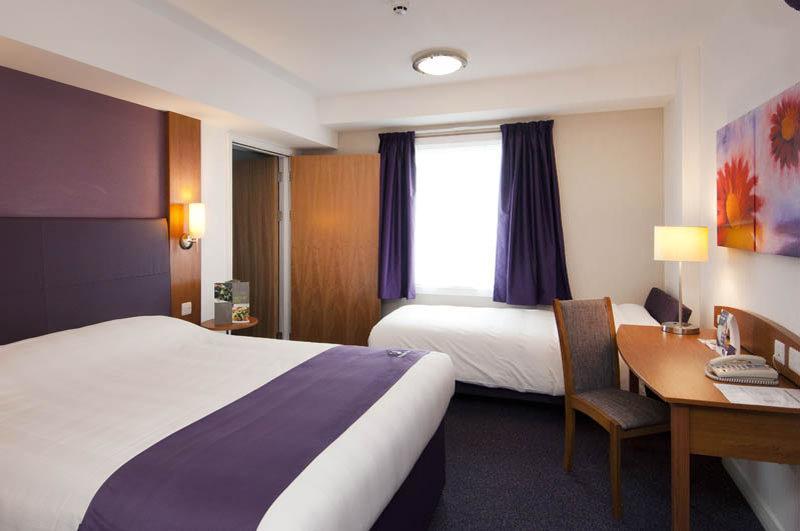 Premier Inn Гарлоу Екстер'єр фото